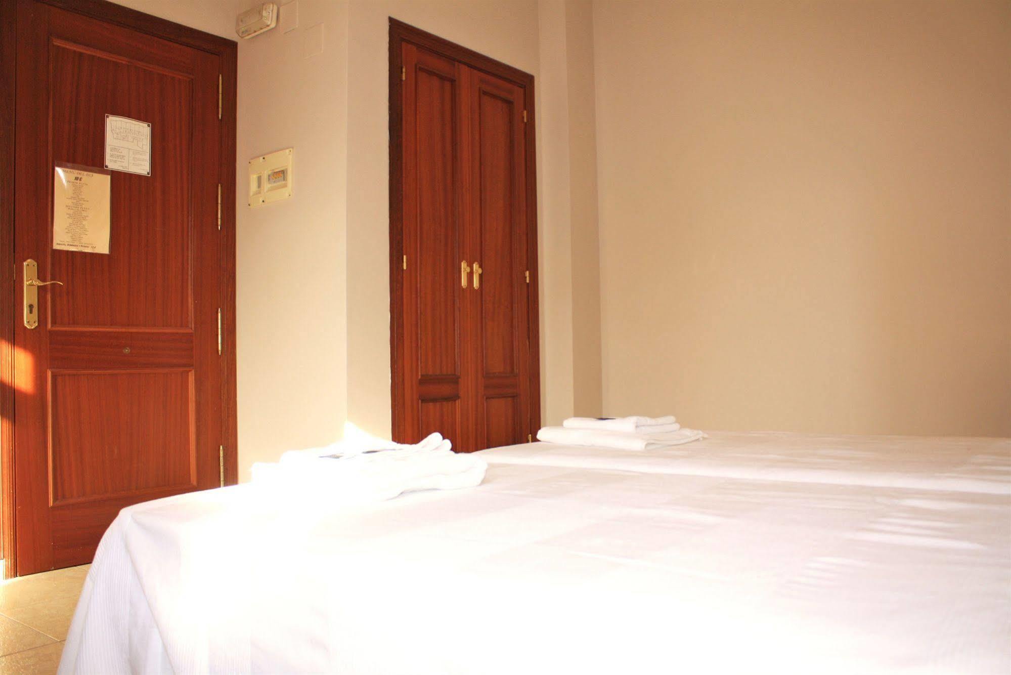Hostal Carlos 2 La Línea de la Concepción 외부 사진